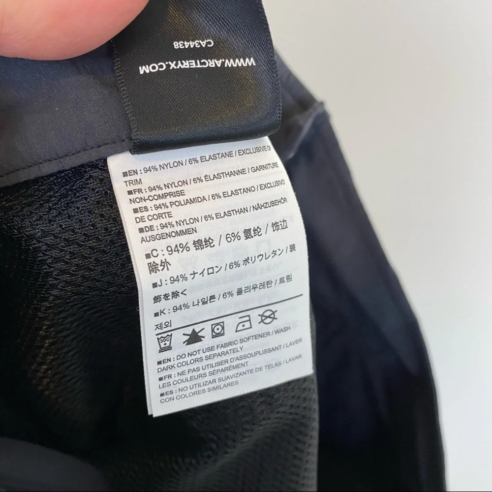 Arc'teryx Women's Cargo Shorts - Dark Blue - Picture 6 of 8